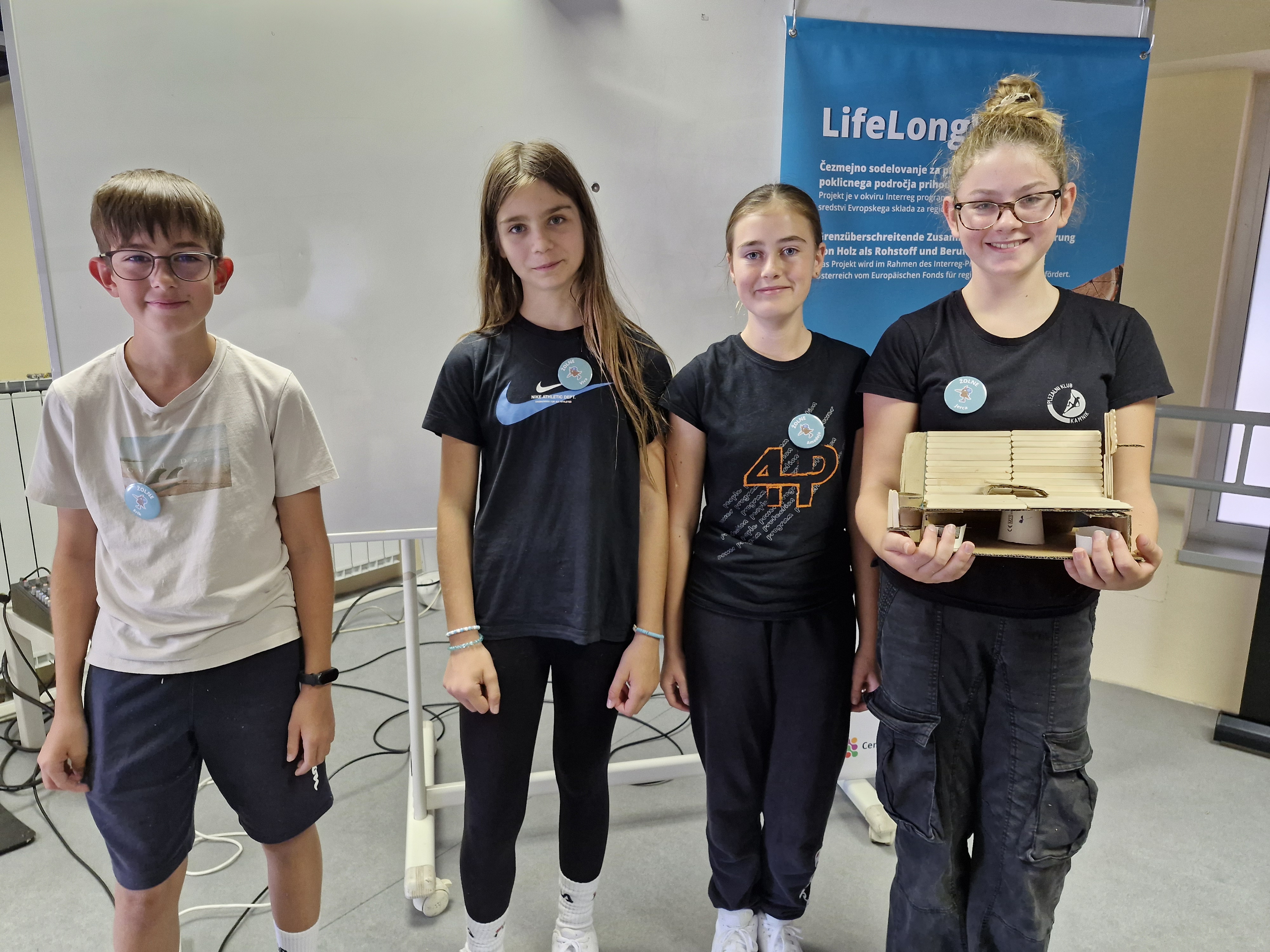 Slika zmagovalne ideje drugega dne in štirimi osnovnošolci, ki so jo izdelali